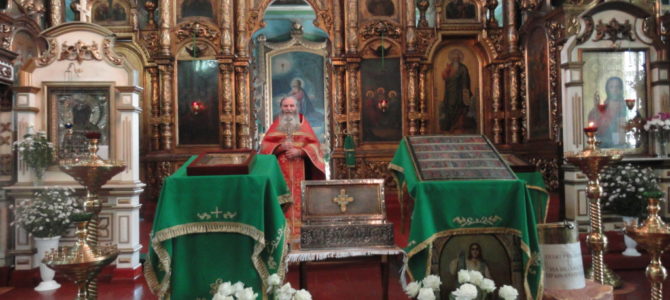 Ковчег с мощами преподобномучениц Великой княгини Елисаветы Феодоровны и инокини Варвары в нашем храме. Ковчег с мощами преподобномучениц Великой княгини Елисаветы Феодоровны и инокини Варвары в нашем храме.