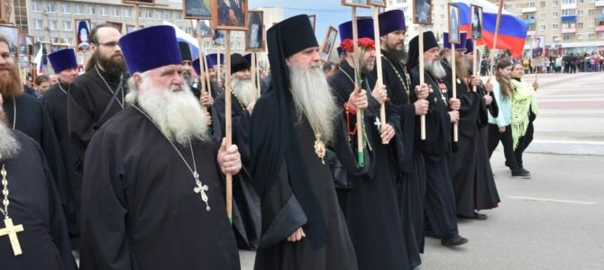 Священники Каменской епархии прошли в колонне «Безсмертного полка» в Каменске-Уральском