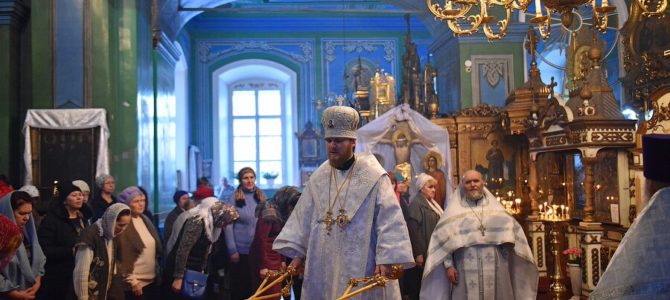 Епископ Алапаевский и Ирбитский Леонид возглавил праздничное Богослужение в Свято-Троицком храме г. Ирбита
