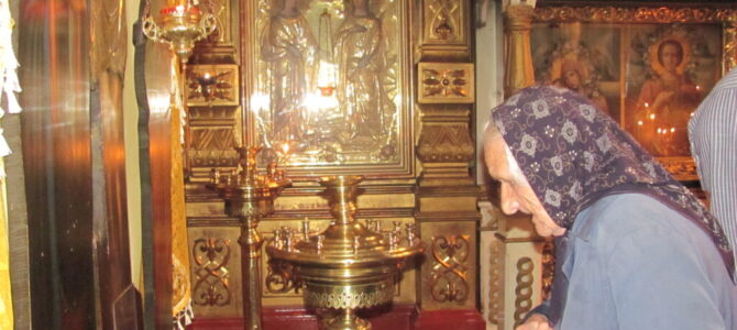 Старейшей прихожанке Свято-Троицкого Архиерейского подворья — 95 лет