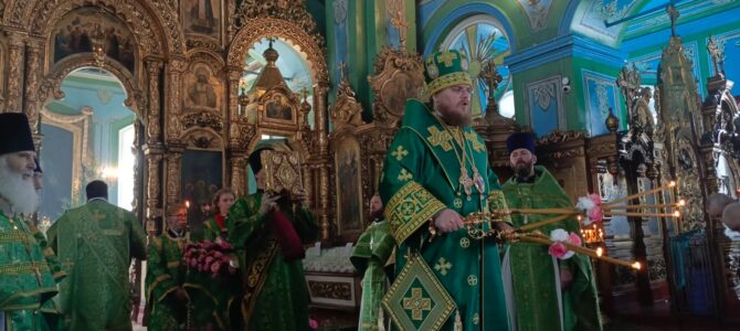 Архиерейское богослужение в День Святого Духа Архиерейское богослужение в День Святого Духа