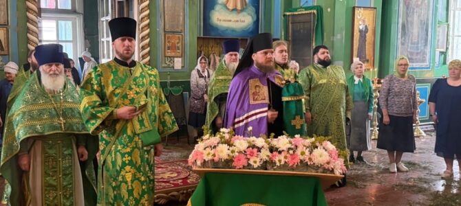 В день Святого Духа, епископ Алапаевский и Ирбитский Сергий совершил Божественную литургию в Свято-Троицком Архиерейском подворье г. Ирбита. В день Святого Духа, епископ Алапаевский и Ирбитский Сергий совершил Божественную литургию в Свято-Троицком Архиерейском подворье г. Ирбита.