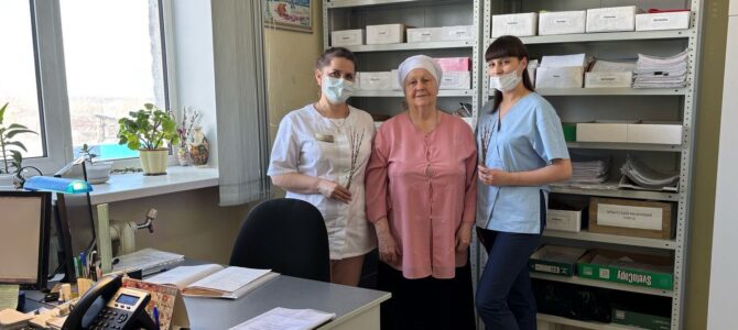 Освящённые вербочки – врачам,  медсёстрам и обслуживающему персоналу поликлиники ЦГБ