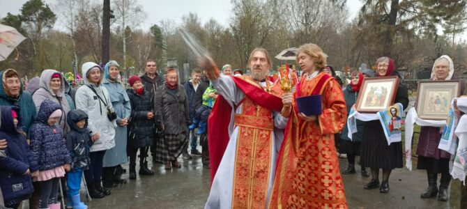 Праздничная Божественная литургия, крестный ход и раздробление артоса в субботу Светлой седмицы